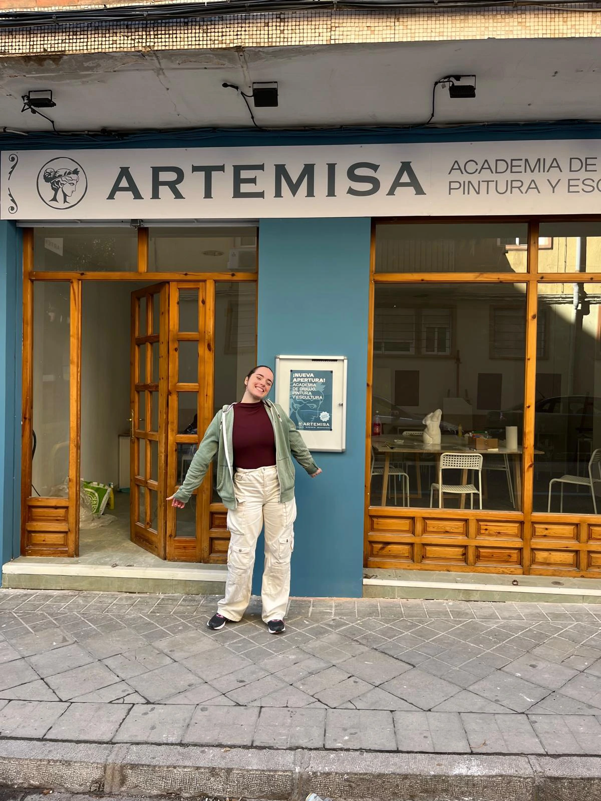 artemisa frente a la fachada de la academia artemisa