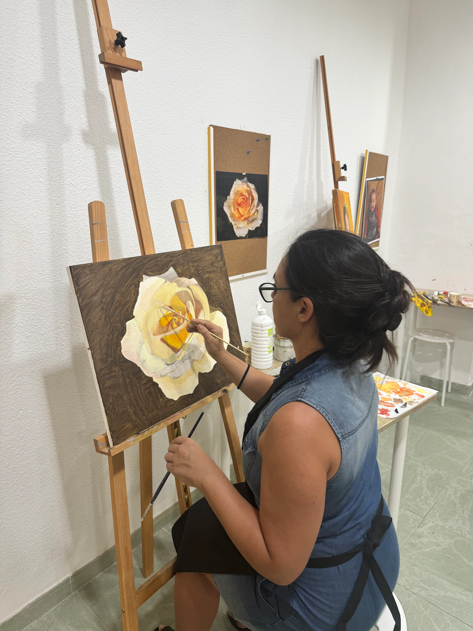 alumna de pintura en academia artemisa